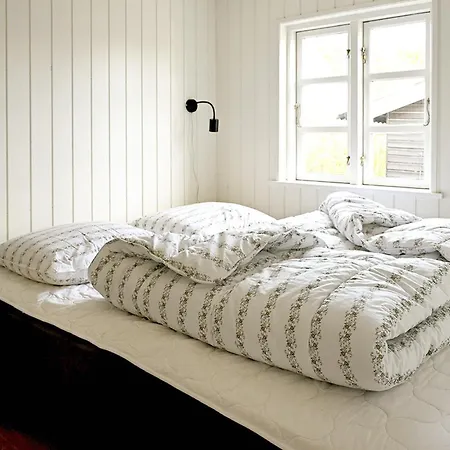 1 Bedroom Beautiful In Semesterbostad