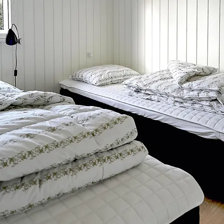 1 Bedroom Beautiful In Semesterbostad Sjolund